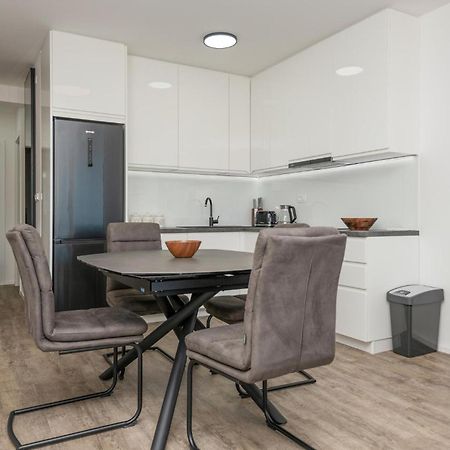 Stunning Apartment In Tucepi With Kitchen Exterior foto