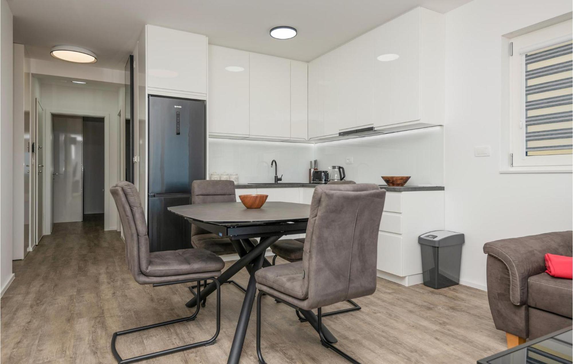 Stunning Apartment In Tucepi With Kitchen Exterior foto